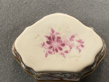Une bo&icirc;te couverte en porcelaine de Chine famille rose &agrave; monture dor&eacute;e, Qianlong
